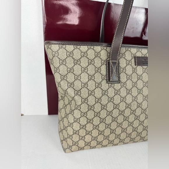 GUCCI GG Supreme Monogram Medium Zippered Shopping Tote Dark Brown. - Picture 3 of 16